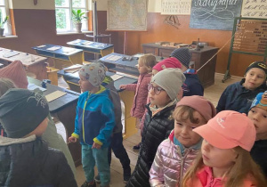 Dzieci zwiedzają szkołę.